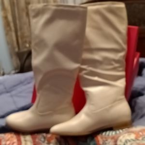 Winter White Ladies Fall boot. Never Worn Can Br Yours.